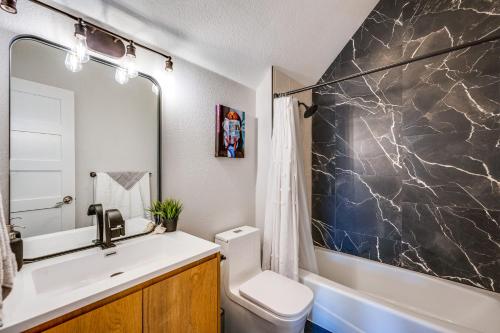 威斯敏斯特Westminster Vacation Rental about 15 Mi From Denver的浴室配有盥洗盆、卫生间和浴缸。