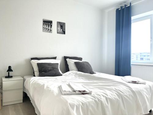 科灵Newly Renovated Apartment With 1 Bedroom In Kolding的一间卧室配有一张带白色床单的床和一扇窗户。