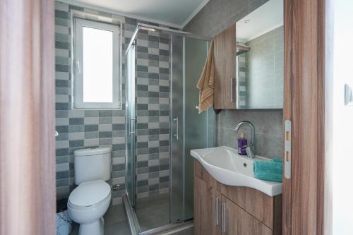 凯法洛斯Sunshine House Kos - Easy living by the sea的浴室配有卫生间、盥洗盆和淋浴。
