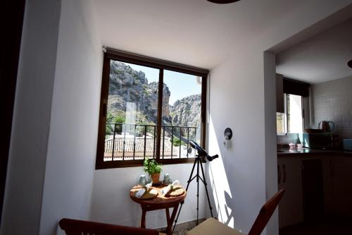 苏埃罗斯EL HECHIZO DEL BAILÓN的一间设有窗户和一张带摄像头的桌子的房间