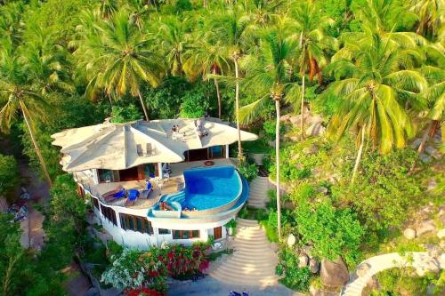 涛岛猴花别墅酒店的享有带游泳池的房屋的空中景致