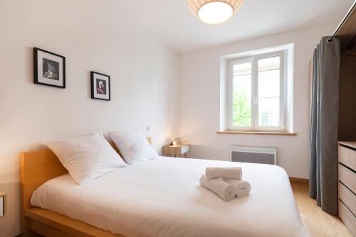 Montigny-lès-MetzLa Terrasse Du Gibet的卧室配有白色的床和毛巾