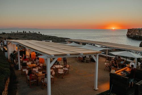 卡拉恩弗卡特VORAMAR的海滩上的餐厅,享有日落美景
