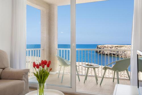 卡拉恩弗卡特VORAMAR的客房设有海景阳台。