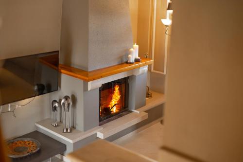 帕拉塔蒙Villa Elisabeth的厨房配有壁炉,上面放有两根蜡烛