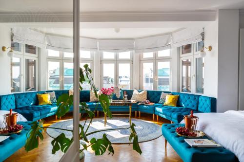 克拉科夫Feniks Fragola Apartments的客厅配有蓝色的沙发和桌子