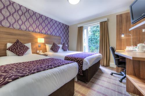 城市大陆伦敦肯辛顿酒店客房内的一张或多张床位