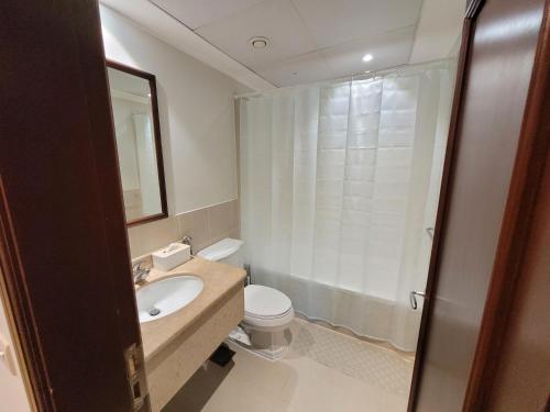 阿卜杜勒国王经济城Marina Deluxe 2, family only的一间带水槽、卫生间和淋浴的浴室