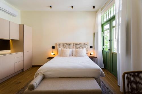 巴拿马城AmazINN Places Deluxe Estudio Casa Marichu Casco Viejo的一间卧室设有一张大床和一扇绿门