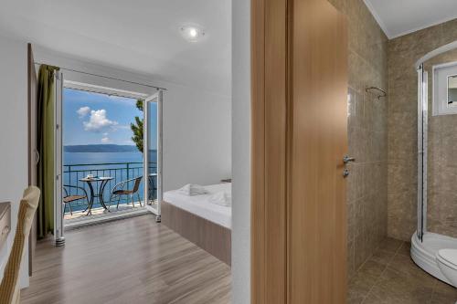 布雷拉View Blue Apartments的一间带卫生间的浴室和一个海景阳台