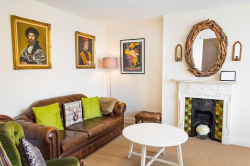 诺里奇York Terrace Apartments - Norwich City的带沙发和壁炉的客厅