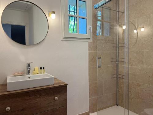 勒·雷约尔·卡纳德尔·苏尔Les Stoechades的浴室配有盥洗盆和带镜子的淋浴