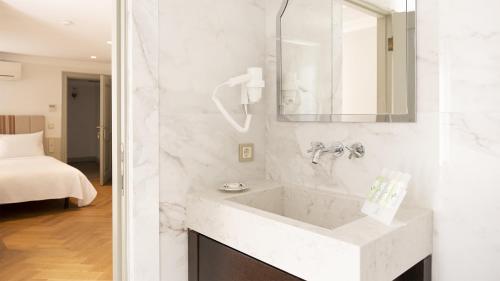 伊斯坦布尔Ishak Pasa Palace by Signature Hotels的白色的浴室设有水槽和镜子