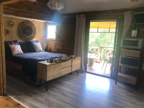 圣皮埃尔Chalet L的一间卧室配有一张床,铺有木地板