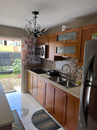 欧丘里欧Comfort Rest的一个带木制橱柜和水槽的厨房