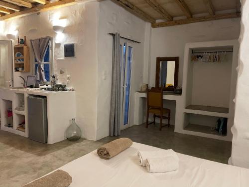 法罗斯岛Venereum Apartments的白色客房 - 带床和厨房