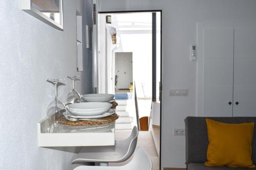 贝赫尔-德拉弗龙特拉Loft La Abuela的一间带玻璃水槽和镜子的浴室