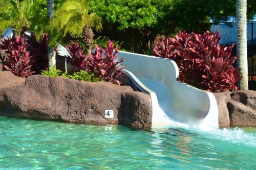 科洛阿Kuhio Shores 316的度假村游泳池的水滑梯