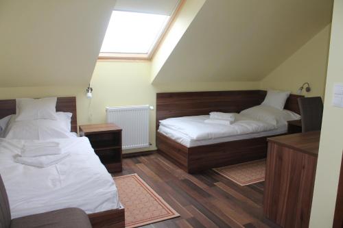 杰尔Pótkerék Motel的一间卧室设有两张床和窗户。