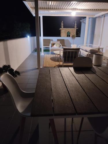 阿马马尔Douro Valley Terrace Apartments的晚上在庭院里摆放着桌椅