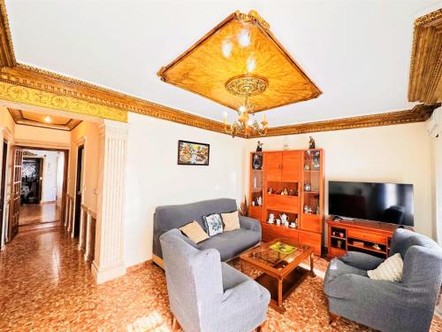 阿洛拉Casa Juan María的客厅配有两把椅子和电视