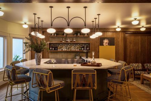 奥兰治The Richland的一个带酒吧椅的大岛厨房