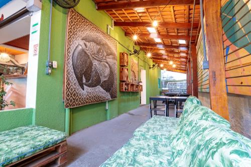 马瑙斯马瑙斯本土旅舍的一间设有绿色墙壁和桌椅的房间