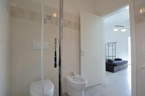 拉卡莱Salentuosi Camere的浴室配有卫生间、盥洗盆和淋浴。