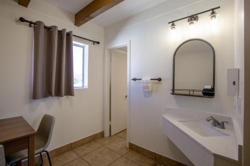 塞多纳Dreamcatcher Inn of Sedona的一间带水槽和镜子的浴室