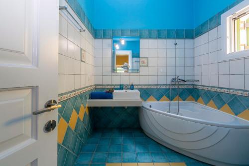 卡西奥皮Villa Charchala的带浴缸和盥洗盆的浴室