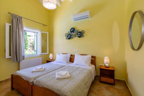 卡西奥皮Villa Charchala的一间卧室配有一张床,上面有两条毛巾