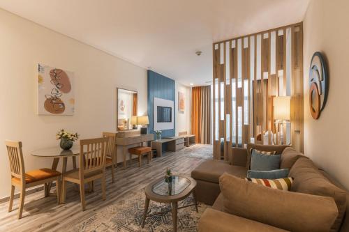 马特鲁港Tolip Resort Paradise New- Alamein的客厅配有沙发和桌子