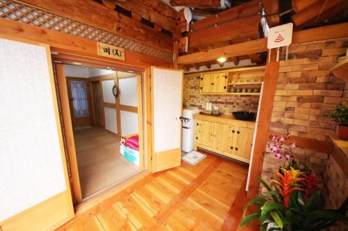 全州市Gawondang的一间铺有木地板和木墙的大厨房