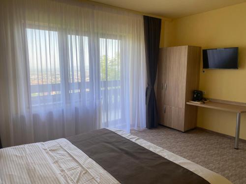 布拉索夫BELLESTAY的酒店客房设有床和窗户。