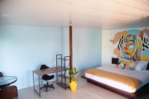 福尔图纳Living Room的一间卧室配有一张壁画床