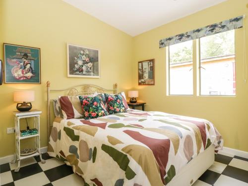布里斯托Lulu Logs的一间卧室设有一张床和一个窗口