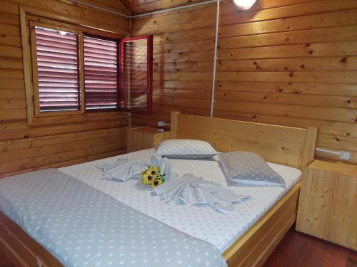 穆里吉奥尔Pensiunea La Tavi的小木屋内一间卧室,配有一张床