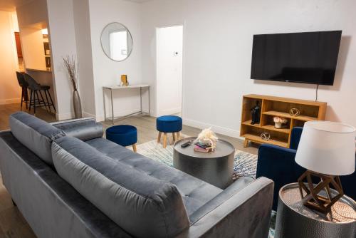 北迈阿密海滩New Star Suite Two的带沙发和平面电视的客厅