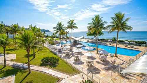 伊塔佩马Itapema Beach Hotéis by Nobile的享有带游泳池和海洋的度假村的空中景致