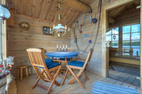 HedemoraSommarstuga med sjötomt och brygga的小屋内带桌椅的用餐室