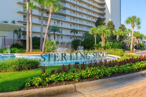 德斯坦Sterling Shores IV的鲜花盛开的酒店前的标志