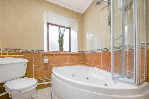 阿伯丁Faulds Crescent Lodge ✪ Grampian Lettings Ltd的带浴缸、卫生间和盥洗盆的浴室