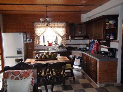 里韦拉Casa Matisa的厨房配有桌椅和冰箱。