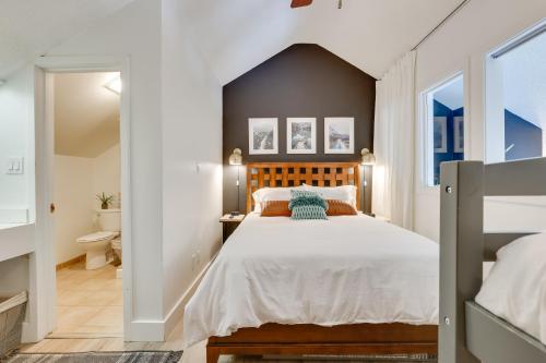 弗瑞斯科Copper Mountain Vacation Rental Walk to Ski Lift!的一间卧室设有一张大床和一个大窗户