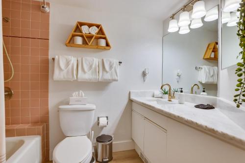 弗瑞斯科Copper Mountain Vacation Rental Walk to Ski Lift!的浴室配有卫生间、盥洗盆和浴缸。
