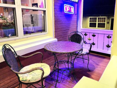 戈德里奇Maple Leaf Motel的餐厅前方的紫色桌子和椅子