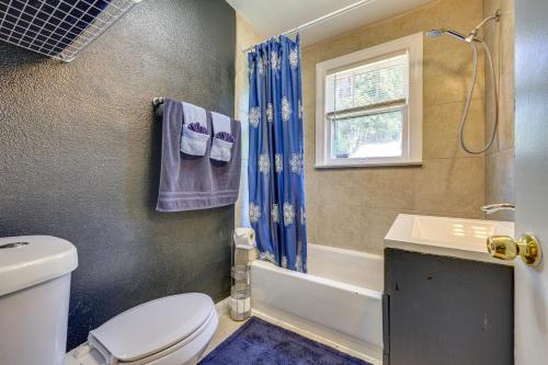 杰克逊维尔Jacksonville Vacation Rental with Deck!的一间带卫生间、水槽和窗户的浴室