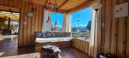 CholilaPiuke Mapu Patagonia Hostel的客房设有大窗户和一张床