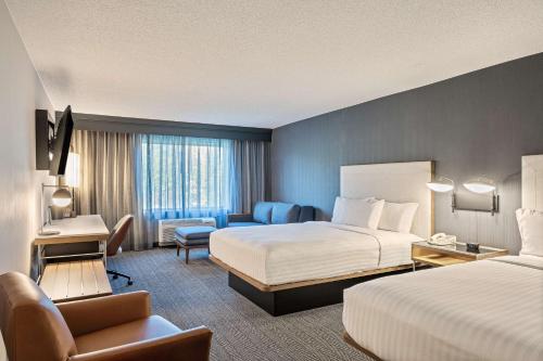 普莱森特希尔普莱森特希尔万怡酒店的酒店客房带两张床和一个客厅