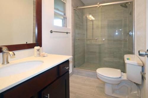 科洛阿Kuhio Shores 416的带淋浴、卫生间和盥洗盆的浴室